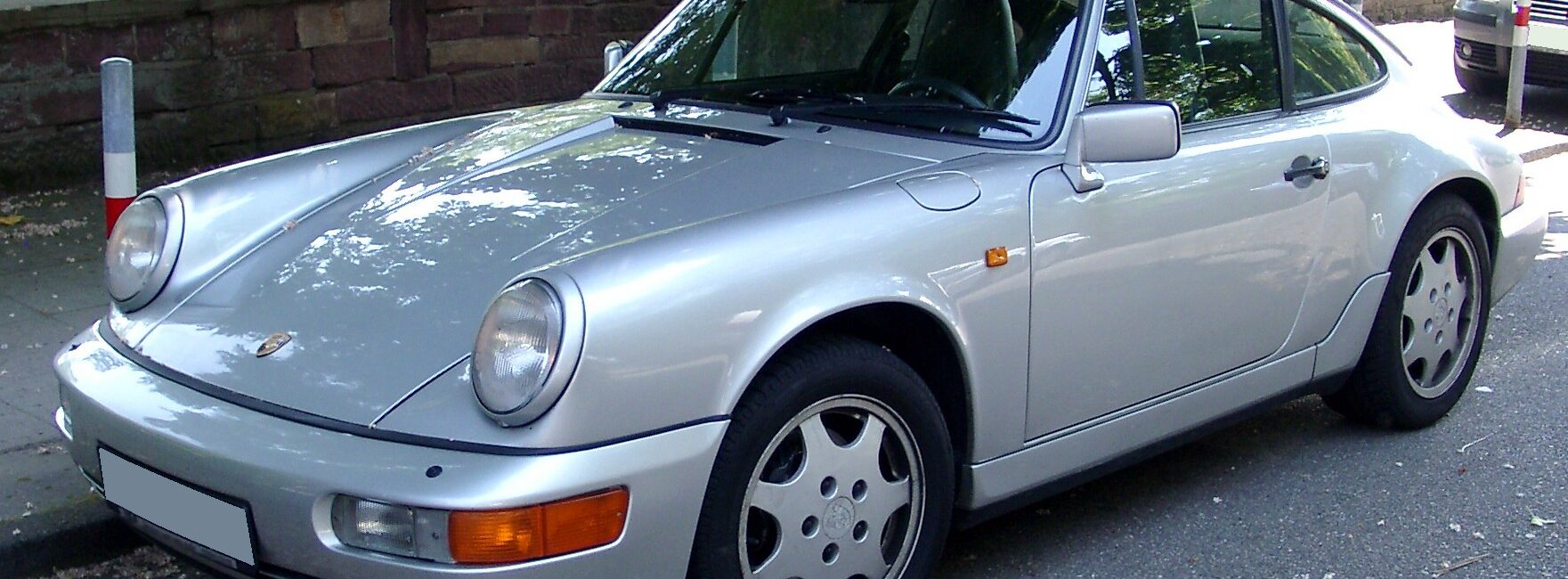 Porsche 911 type 964 Carrera argentée vue de trois quarts avant