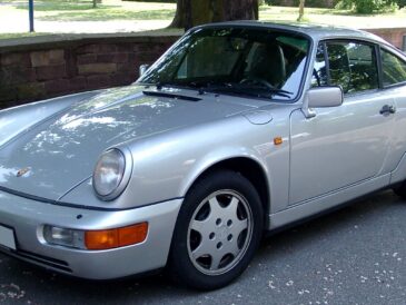 Porsche 911 type 964 Carrera argentée vue de trois quarts avant