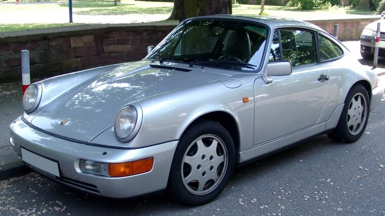 Porsche 911 type 964 Carrera argentée vue de trois quarts avant