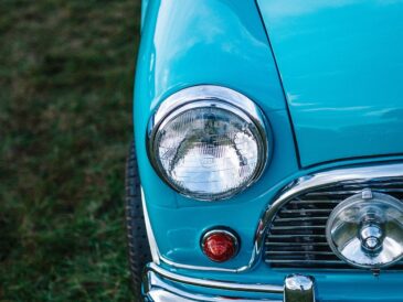 Phare et calandre chromée d’une voiture ancienne turquoise