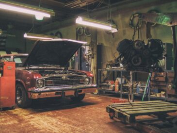 Voiture ancienne dans un atelier avec un moteur déposé avant transformation