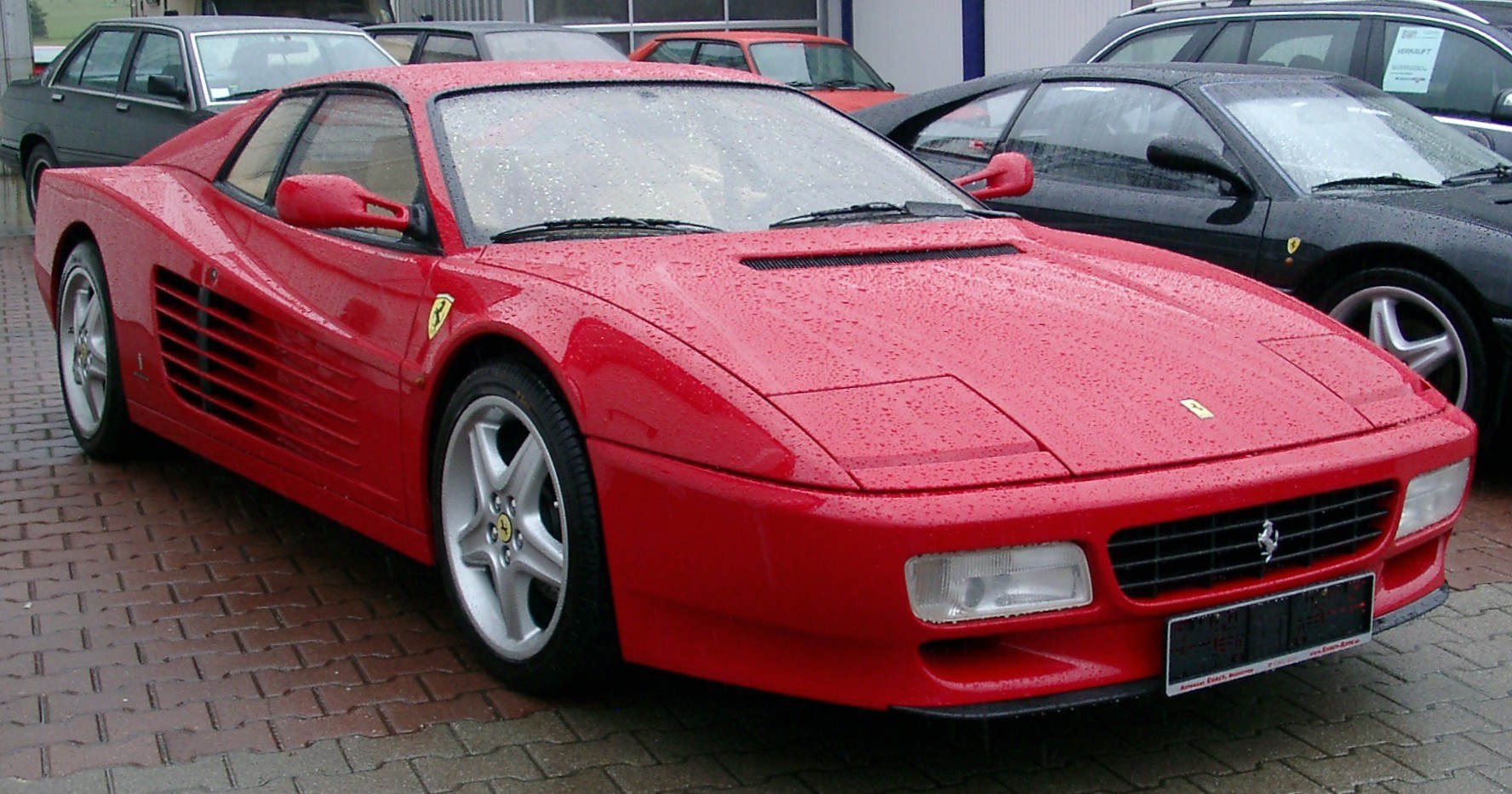 Ferrari 512 TR rouge vue de trois quarts avant