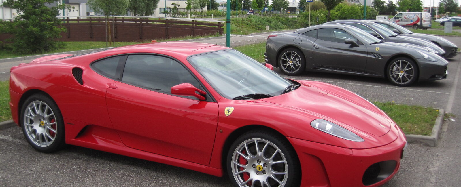 Ferrari F430 rouge vue de trois quarts avant
