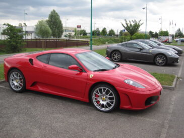 Ferrari F430 rouge vue de trois quarts avant