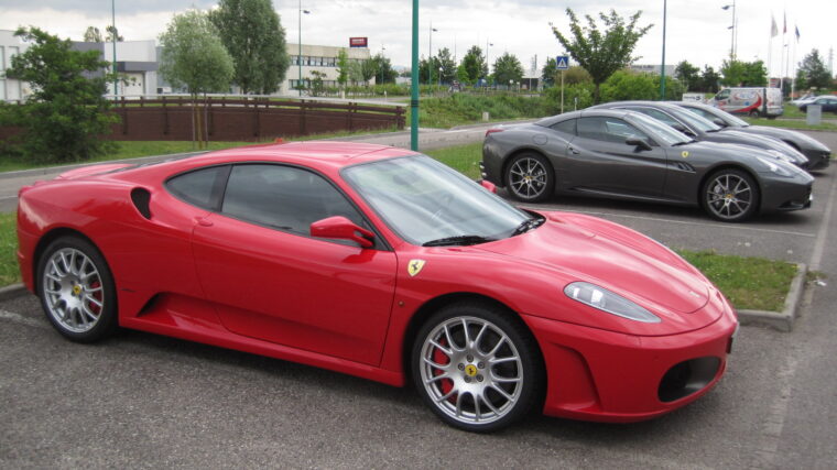 Ferrari F430 rouge vue de trois quarts avant