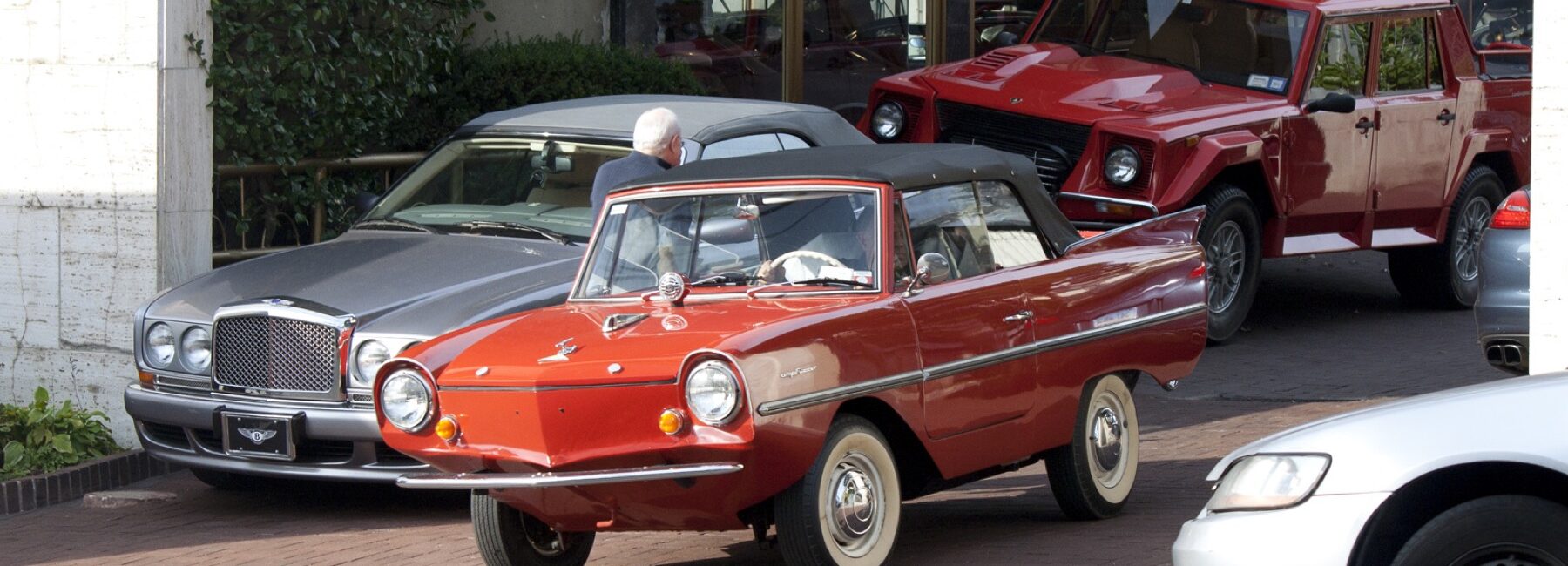 Voitures anciennes devant un spécialiste automobile