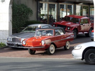 Voitures anciennes devant un spécialiste automobile