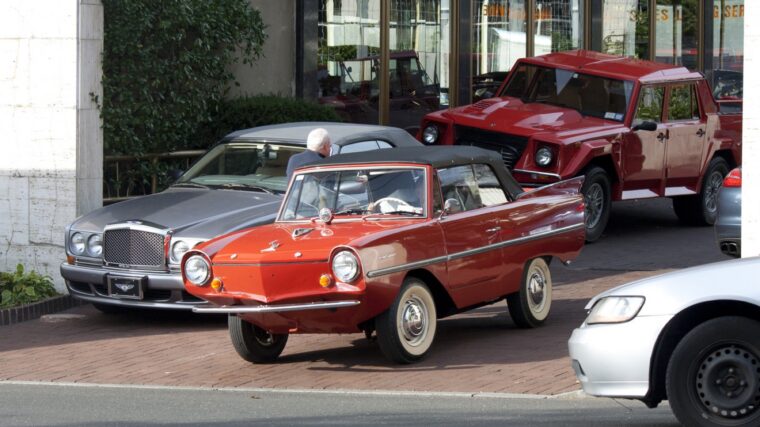 Voitures anciennes devant un spécialiste automobile
