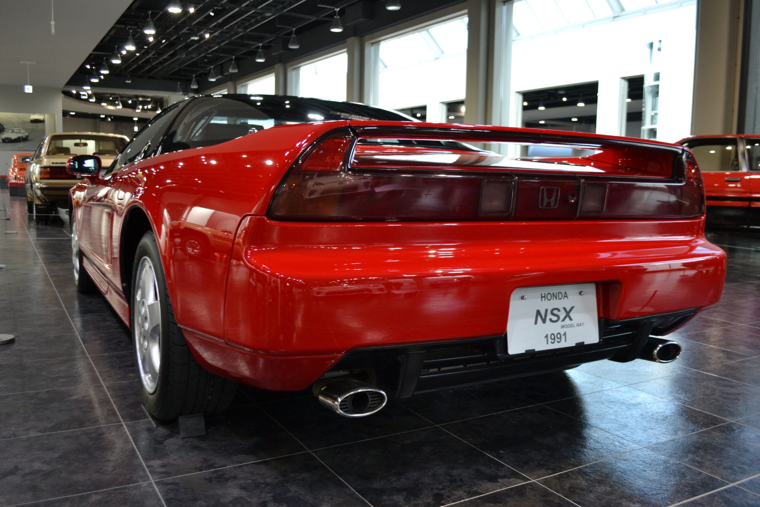 Honda NSX NA1 rouge de 1991 exposée dans un musée automobile