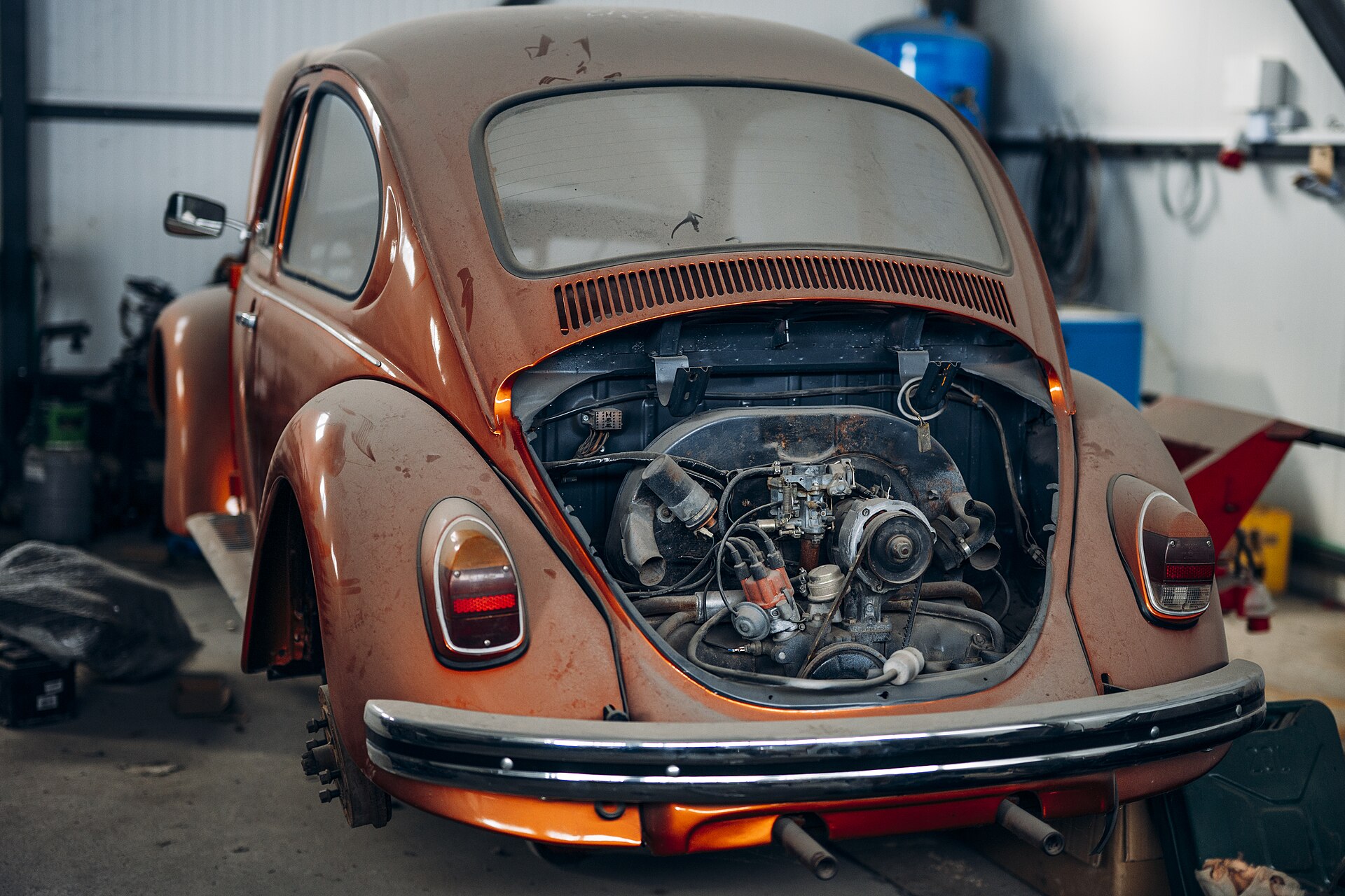 Contrôle mécanique d’une voiture ancienne dans un atelier