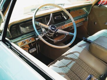 Volant et tableau de bord d’une voiture américaine ancienne