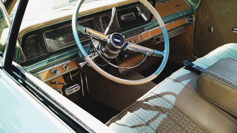 Volant et tableau de bord d’une voiture américaine ancienne