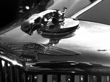 Mascotte Jaguar chromée sur le capot d’une voiture britannique ancienne