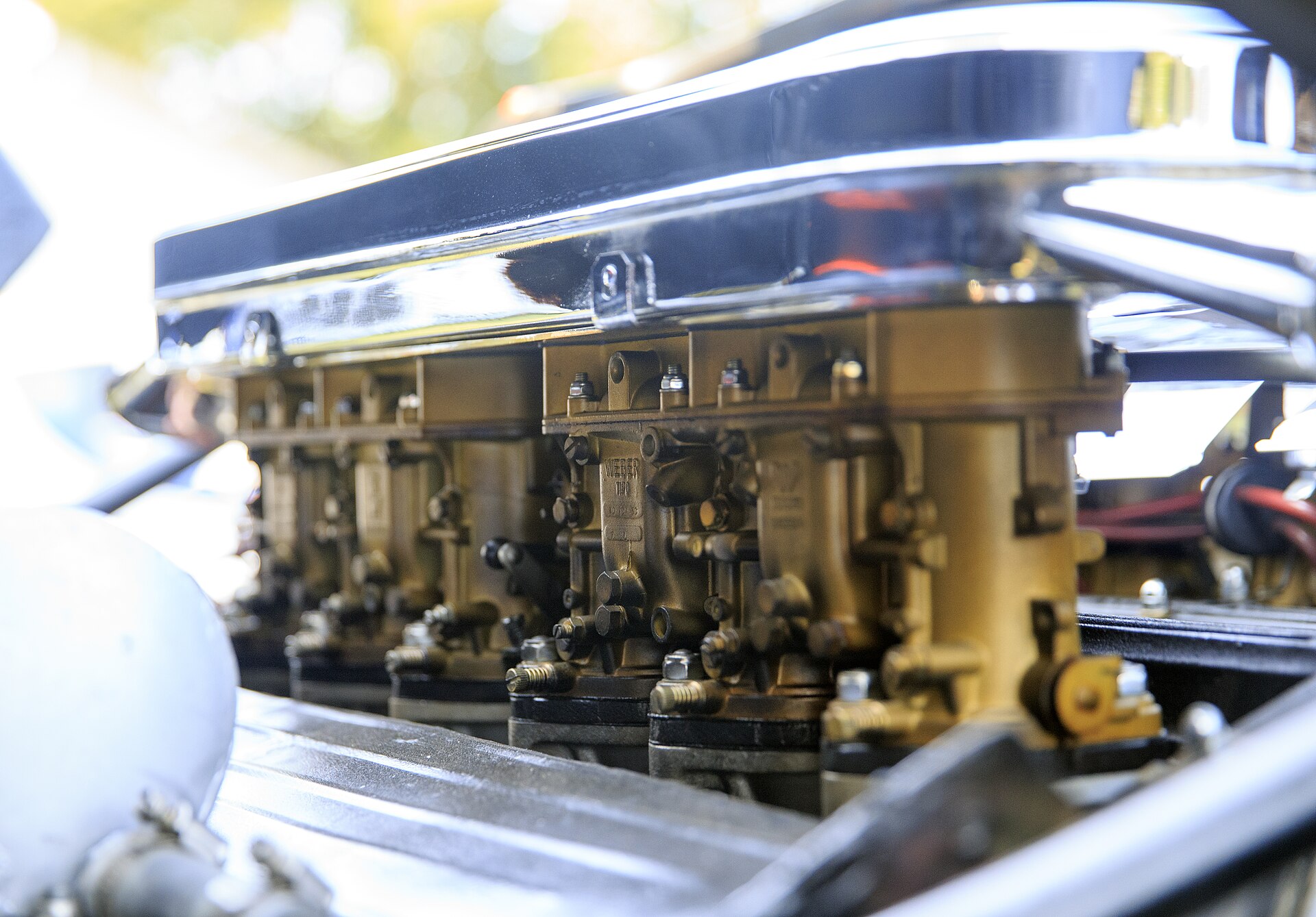 Rampe de carburateurs Weber sur une Lamborghini Miura P400 S