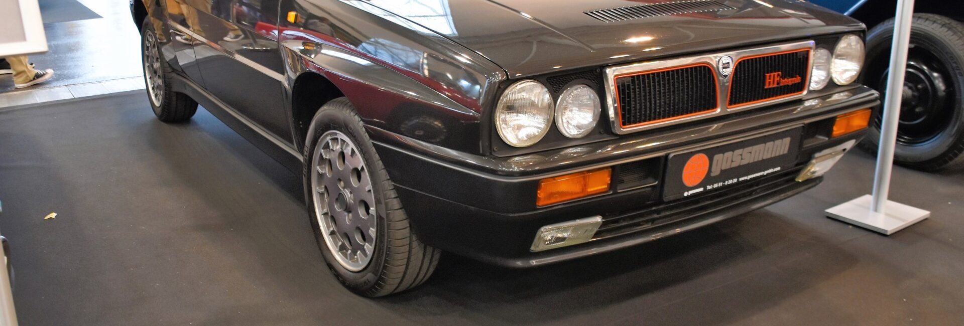 Lancia Delta HF Integrale 8V grise vue de trois quarts avant