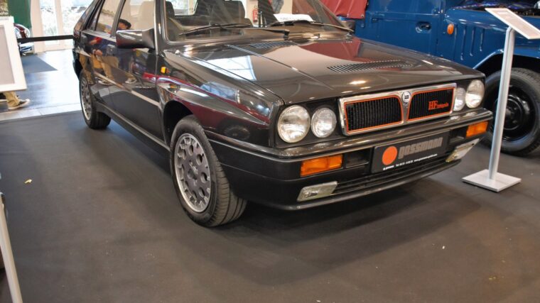 Lancia Delta HF Integrale 8V grise vue de trois quarts avant
