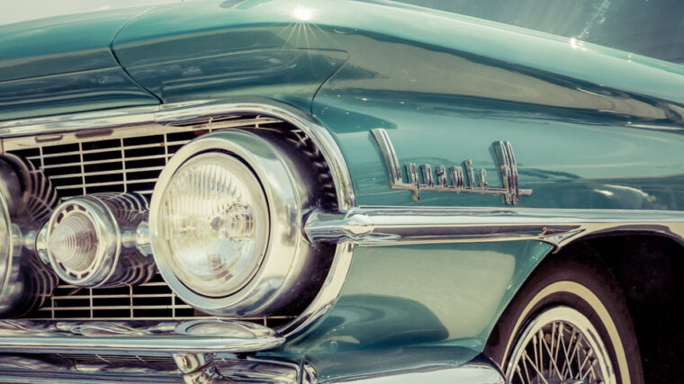Détail avant d’une voiture américaine ancienne turquoise
