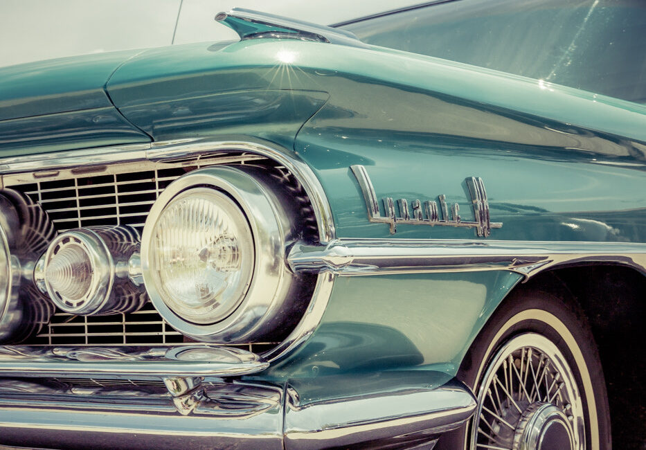 Détail avant d’une voiture américaine ancienne turquoise