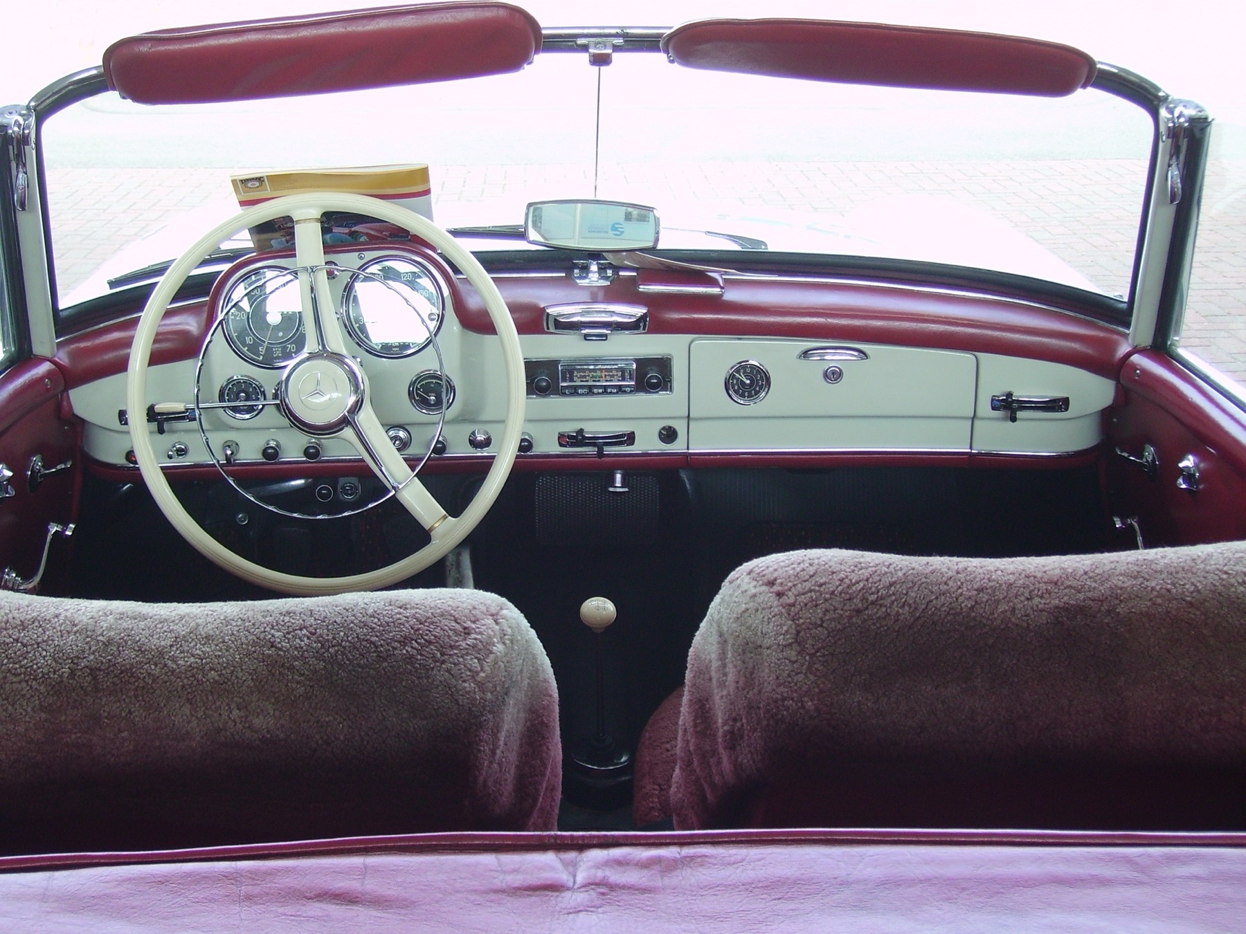 Tableau de bord et habitacle d’une Mercedes-Benz 190 SL