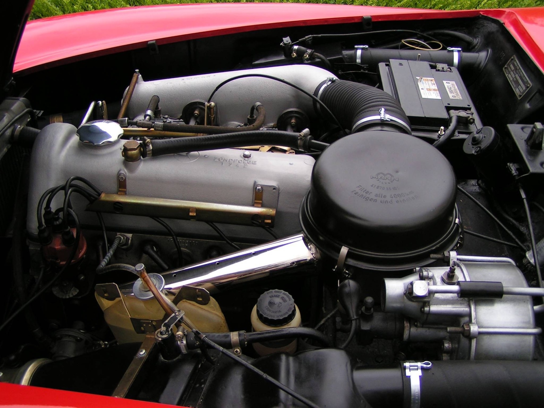 Moteur quatre cylindres M121 d’une Mercedes-Benz 190 SL