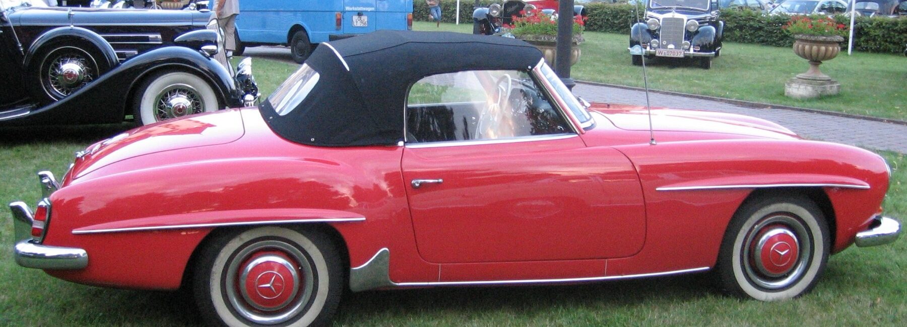 Mercedes-Benz 190 SL rouge vue de profil