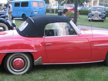 Mercedes-Benz 190 SL rouge vue de profil