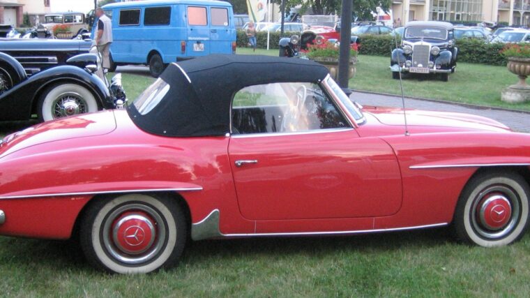 Mercedes-Benz 190 SL rouge vue de profil