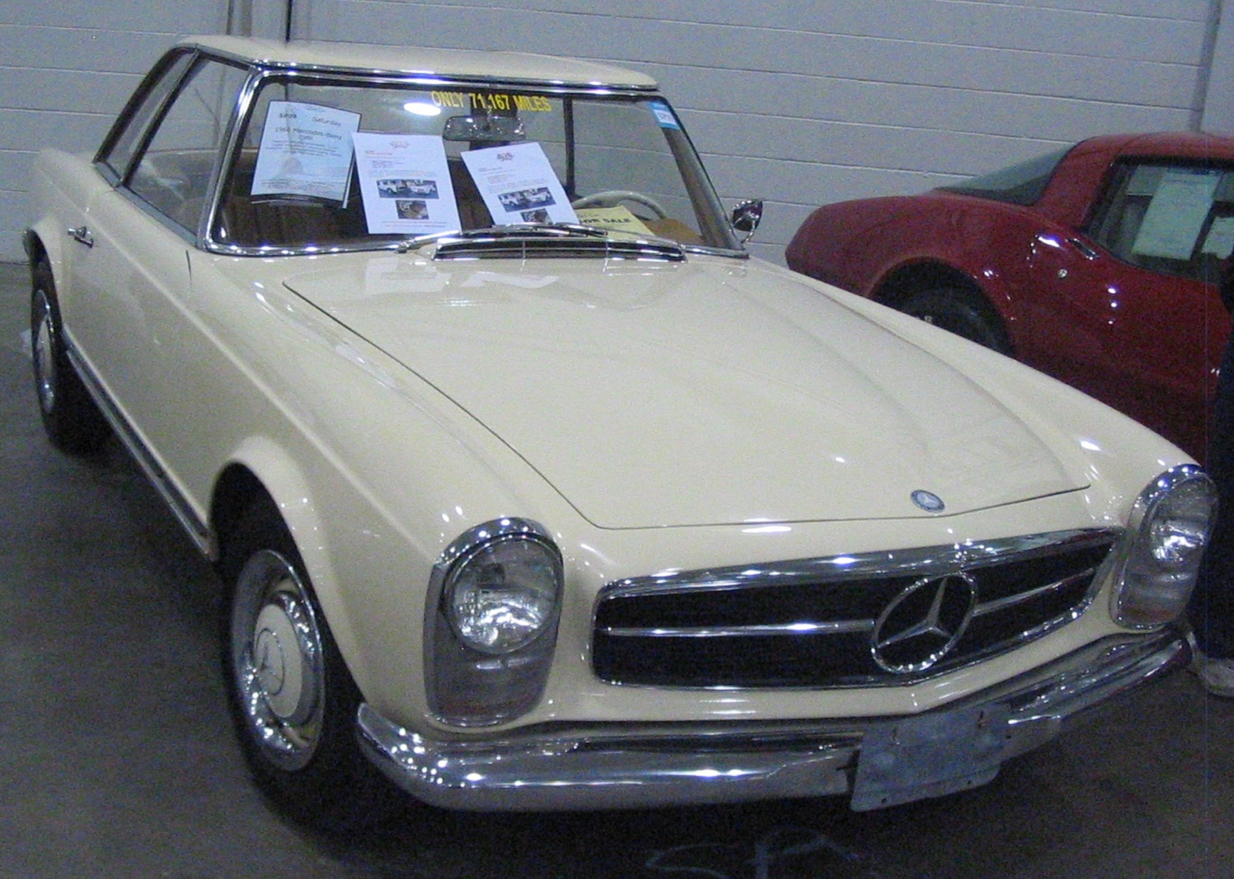 Mercedes-Benz 230 SL présentée lors d’une vente de voitures classiques