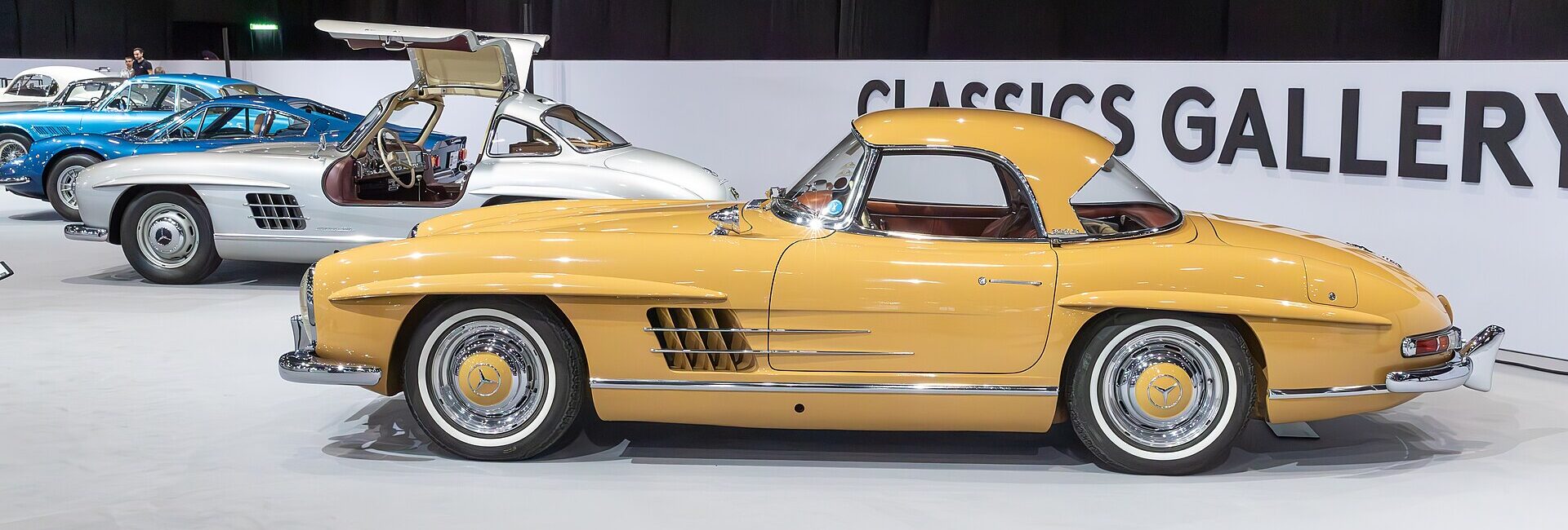 Mercedes-Benz 300 SL Roadster jaune devant une 300 SL Gullwing argentée