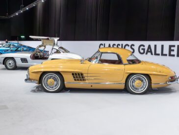 Mercedes-Benz 300 SL Roadster jaune devant une 300 SL Gullwing argentée