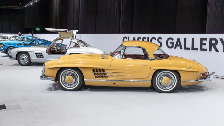 Mercedes-Benz 300 SL Roadster jaune devant une 300 SL Gullwing argentée