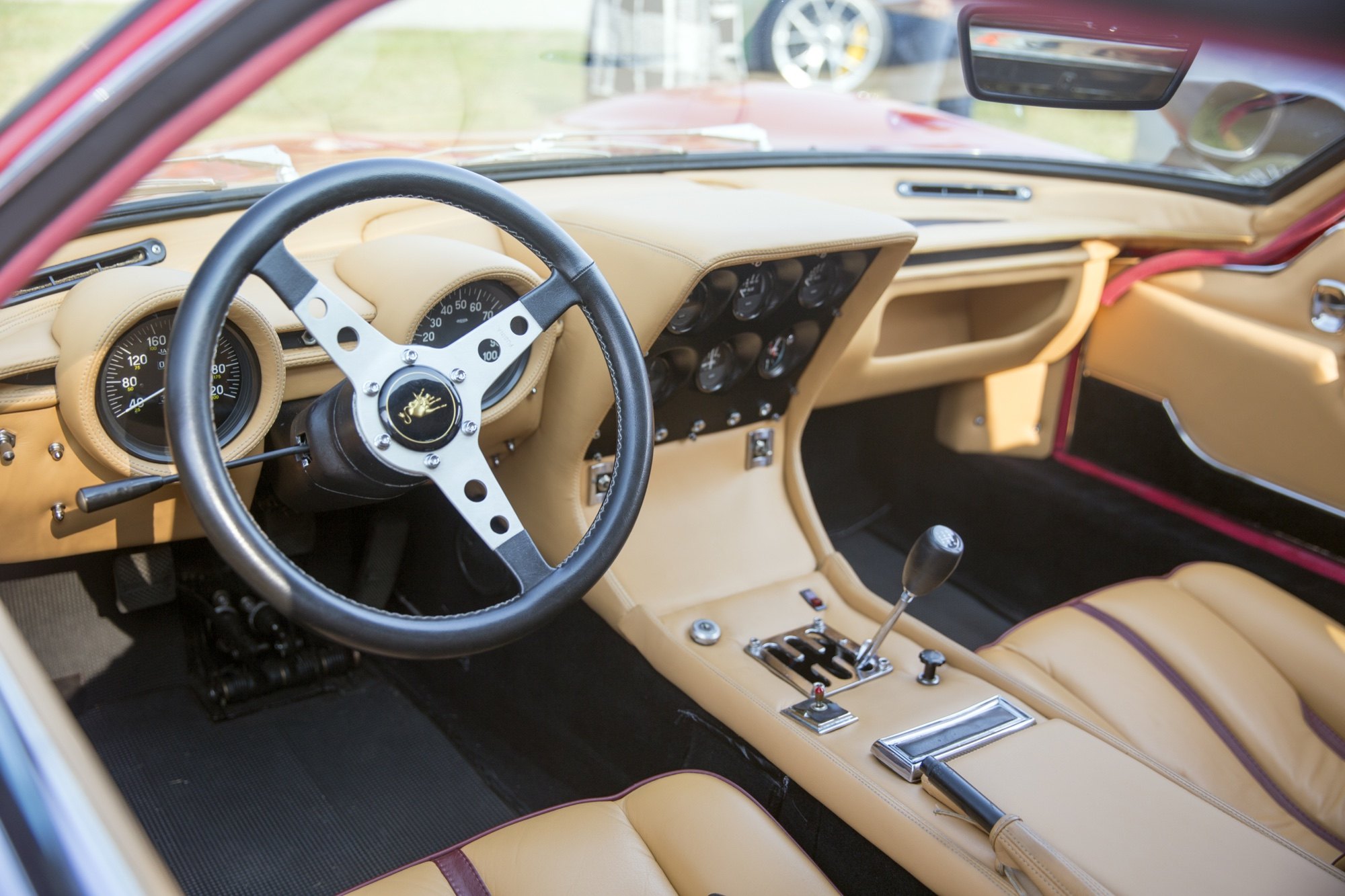 Habitacle d’une Lamborghini Miura P400 S avec volant trois branches et grille de boîte manuelle