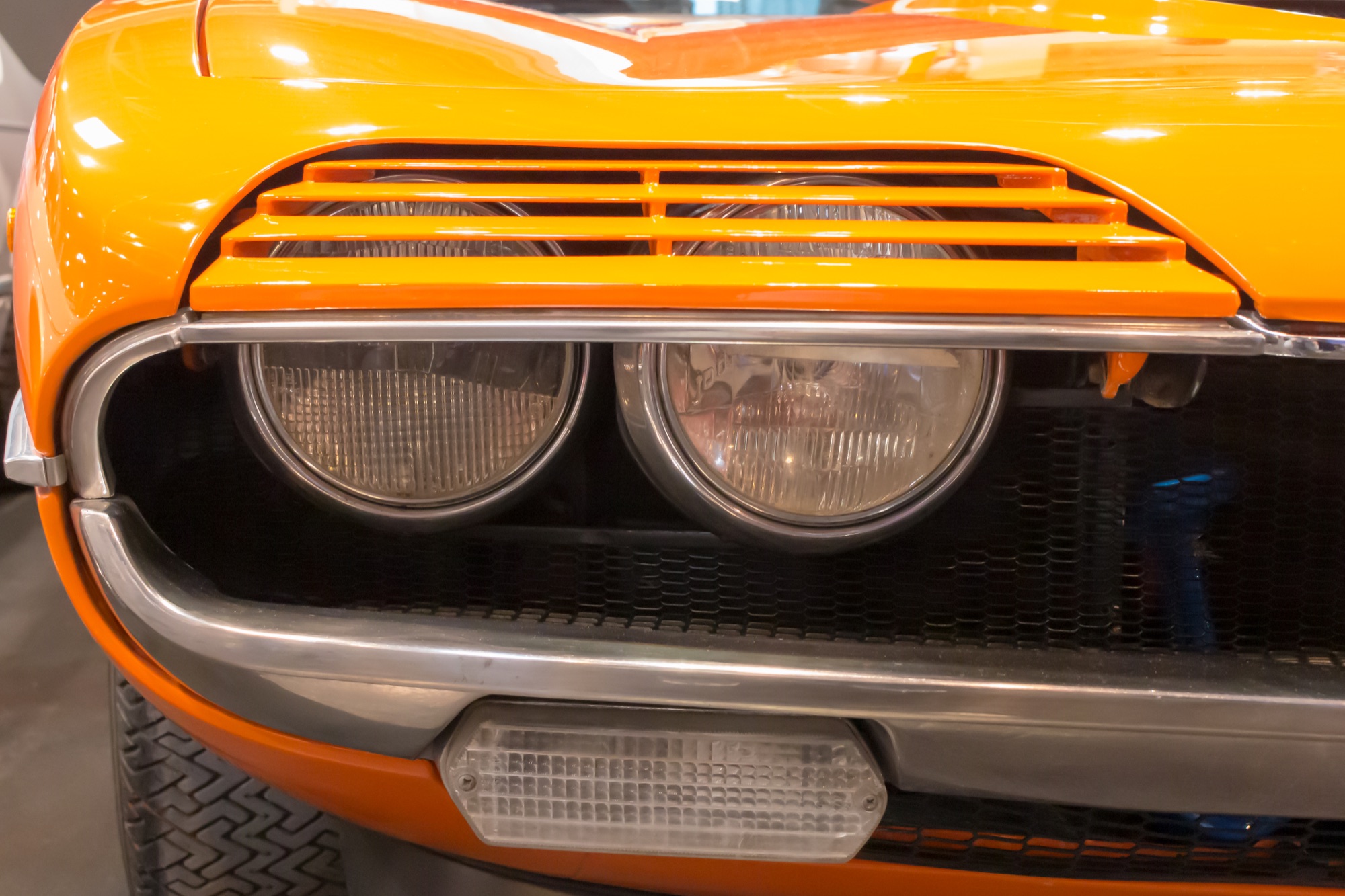Alfa Romeo Montreal orange, détail des paupières de phares