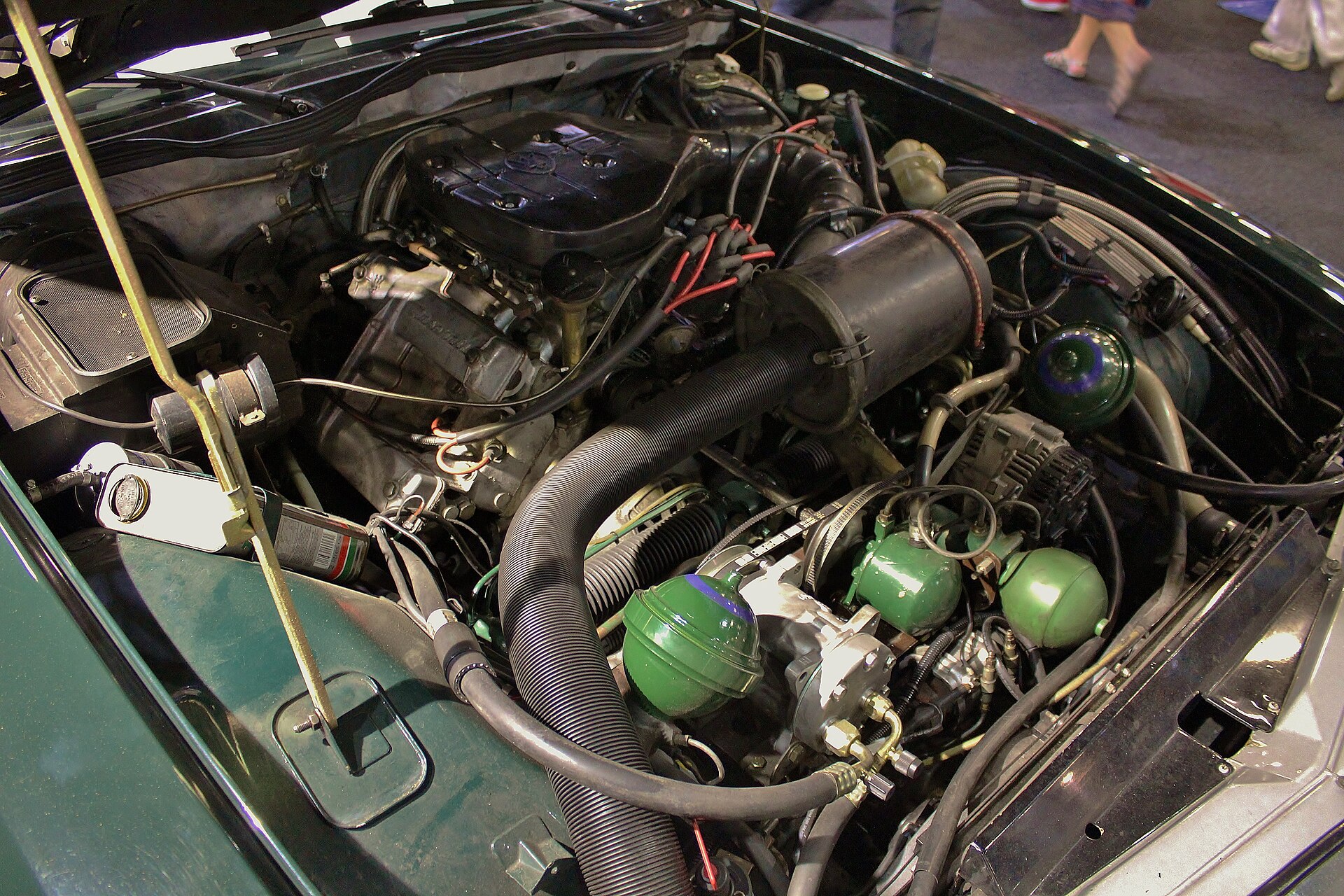 Compartiment moteur d’une Citroën SM avec V6 Maserati et sphères hydrauliques