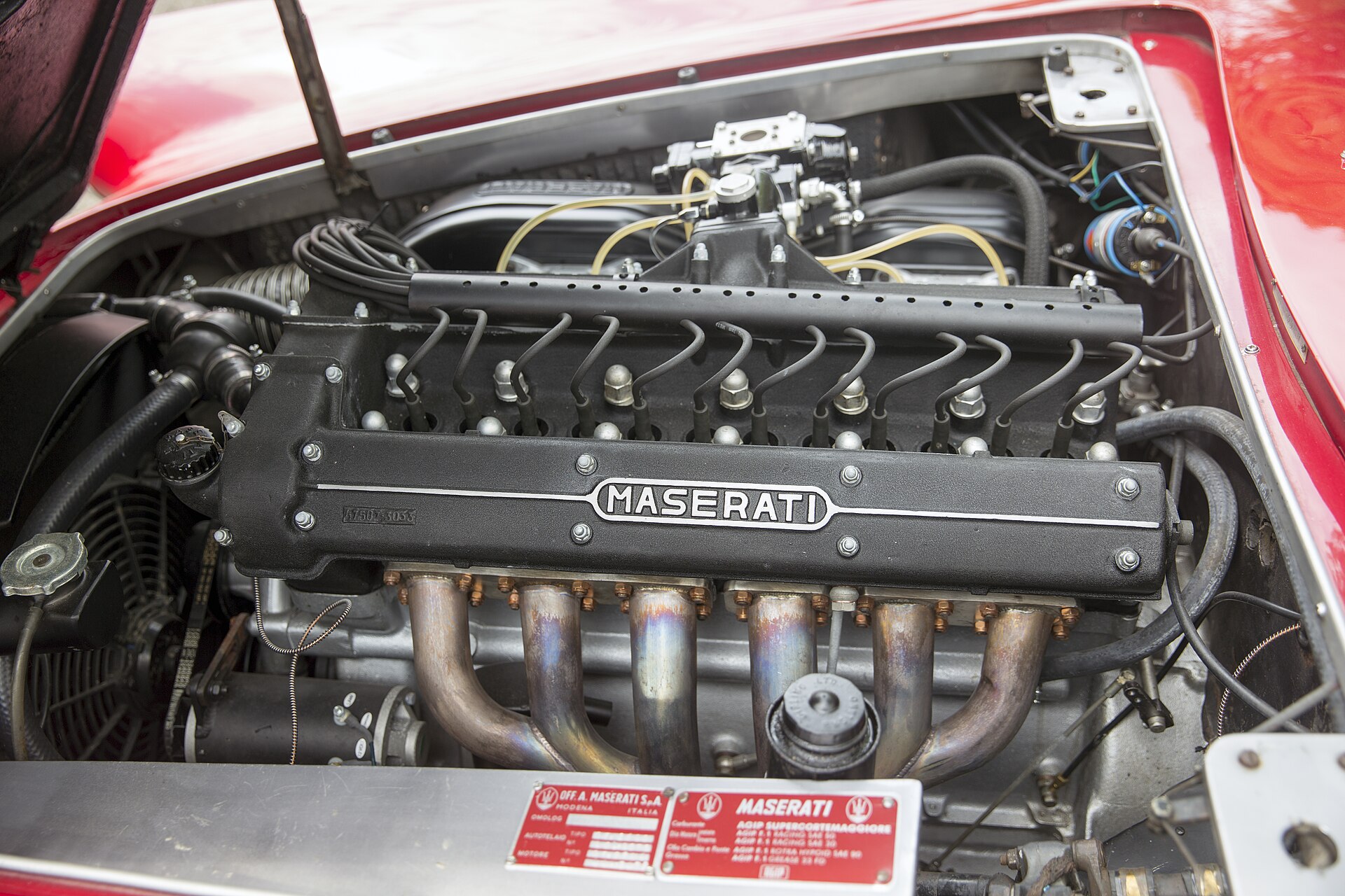 Compartiment moteur d’une Maserati 3500 GTI de 1962, exemple des zones à inspecter avant un achat à distance