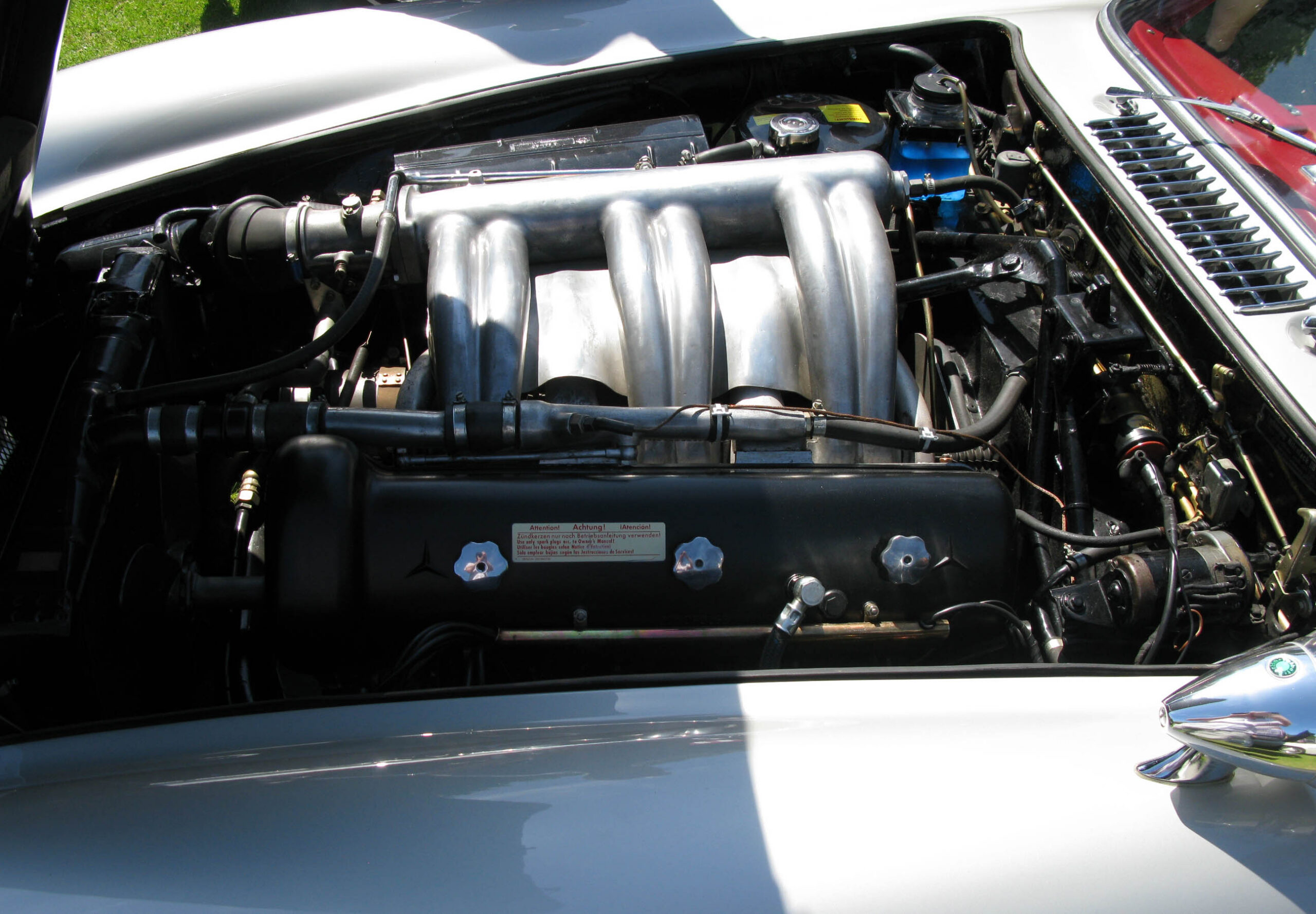 Moteur Mercedes-Benz M 198 à injection directe installé dans une 300 SL