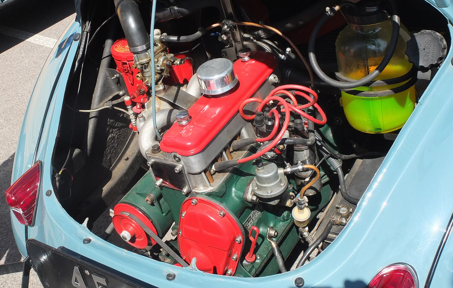 Moteur d’une Renault 4CV ancienne présenté capot ouvert
