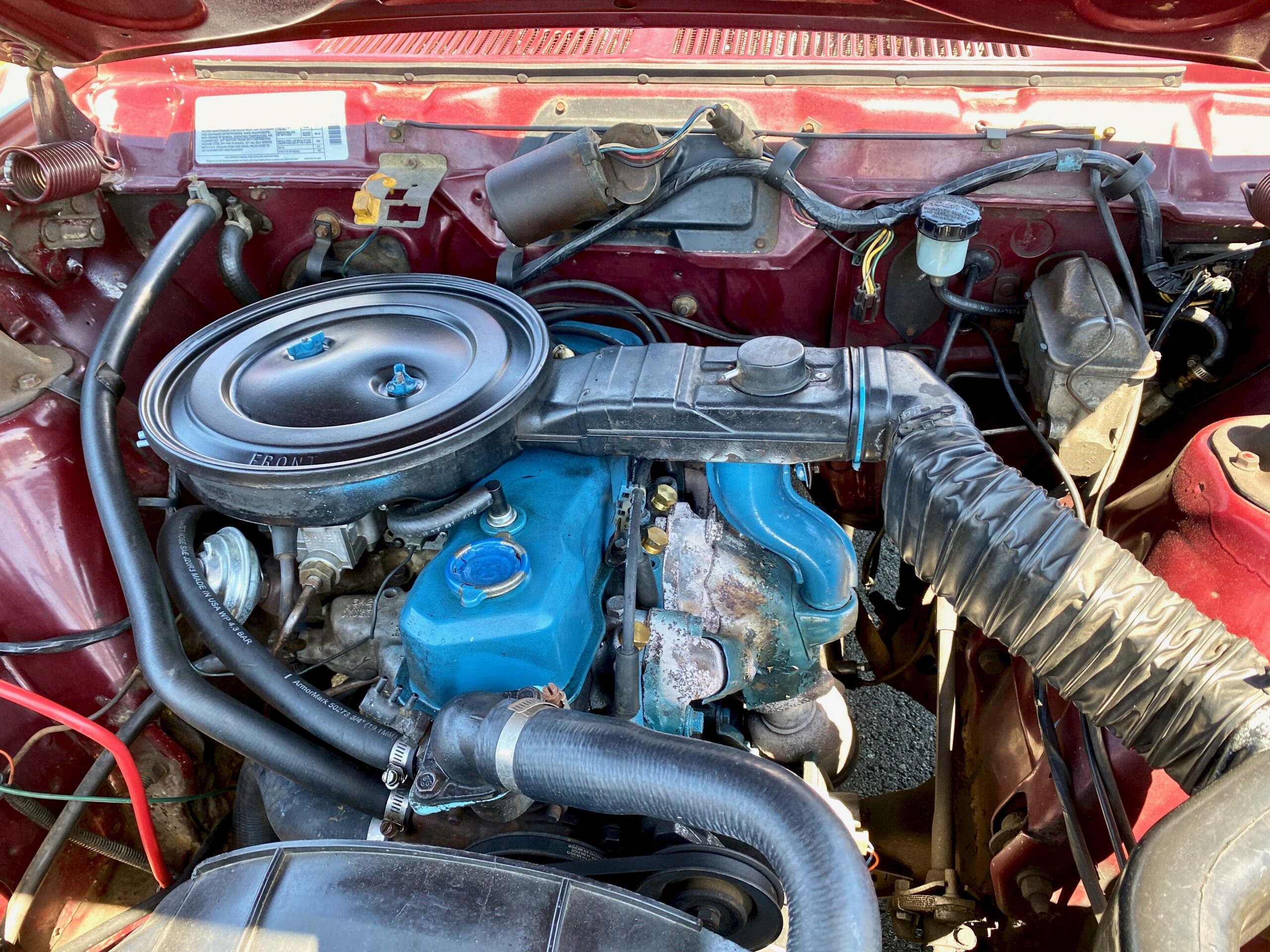 Compartiment moteur d'une voiture ancienne conservant une configuration proche de l'origine