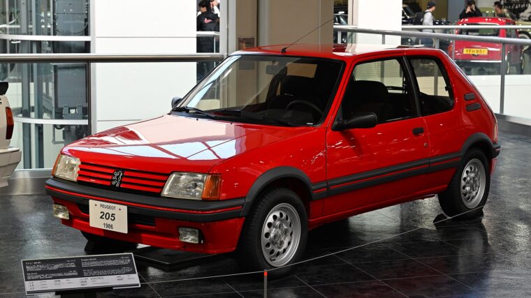 Peugeot 205 GTI rouge de 1986 exposée de trois quarts avant