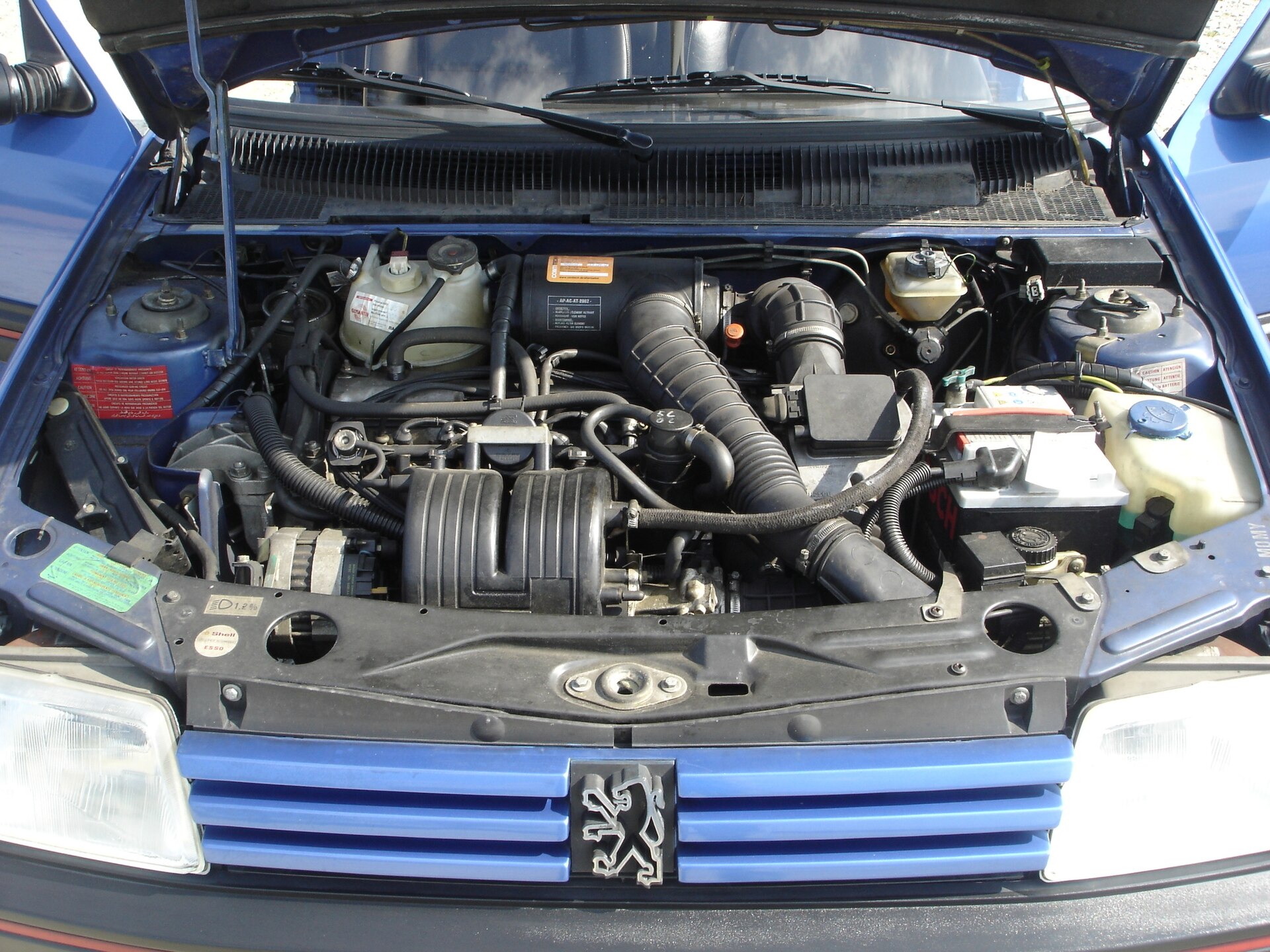 Compartiment moteur d’une Peugeot 205 GTI 1.9 catalysée