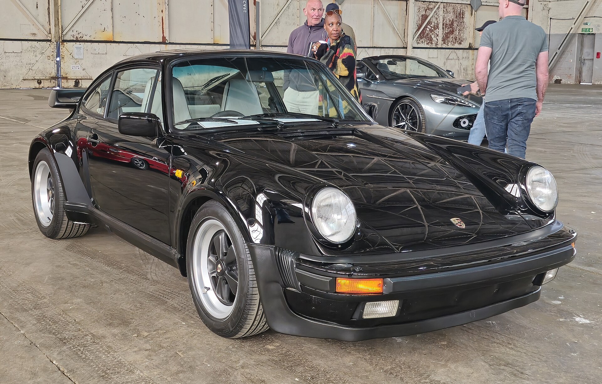 Porsche 911 Turbo type 930 noire vue de trois quarts avant