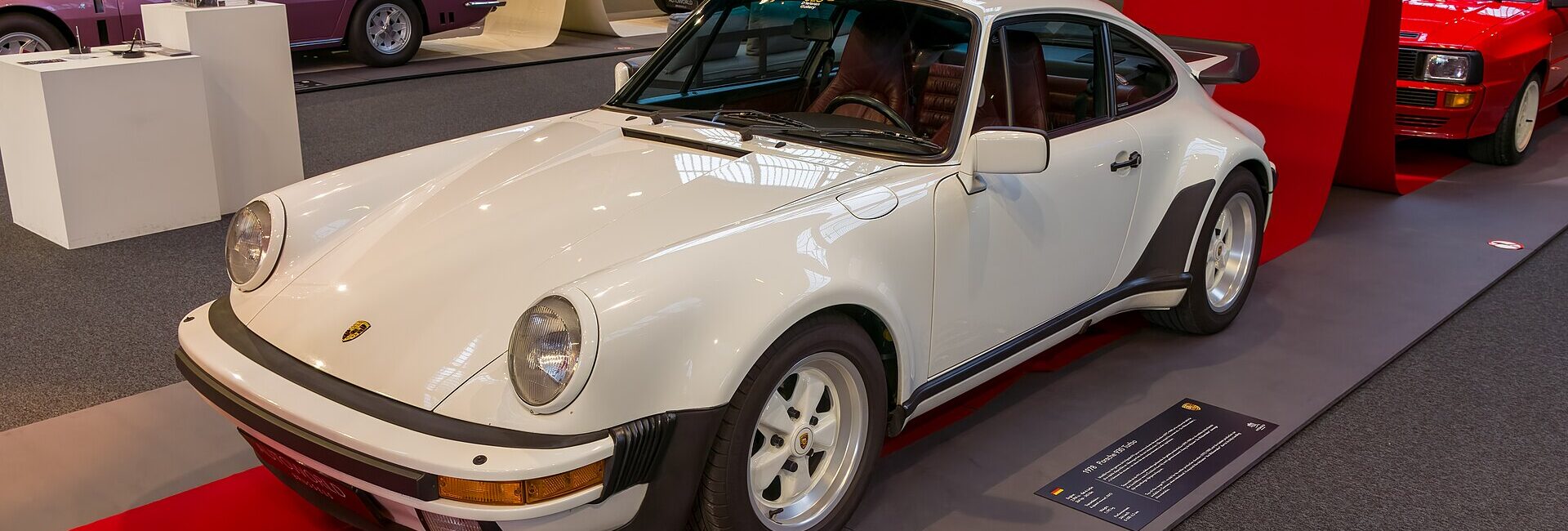 Porsche 911 Turbo type 930 blanche exposée de trois quarts avant