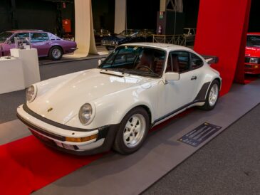 Porsche 911 Turbo type 930 blanche exposée de trois quarts avant