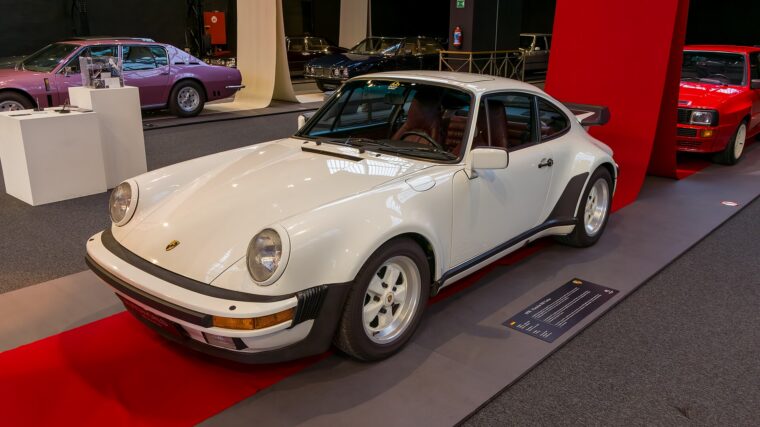 Porsche 911 Turbo type 930 blanche exposée de trois quarts avant