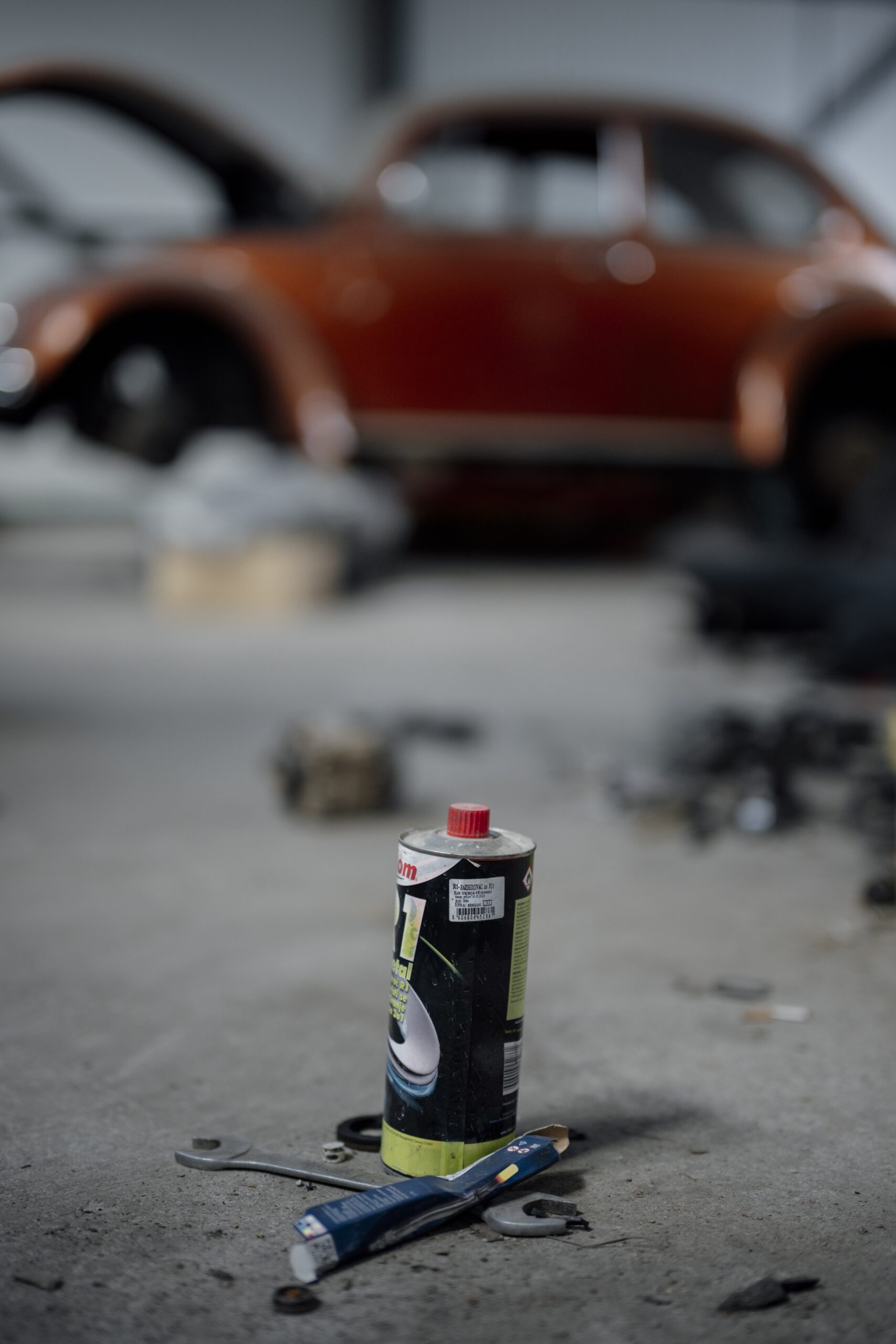 Voiture ancienne en restauration dans un atelier avec outils au premier plan