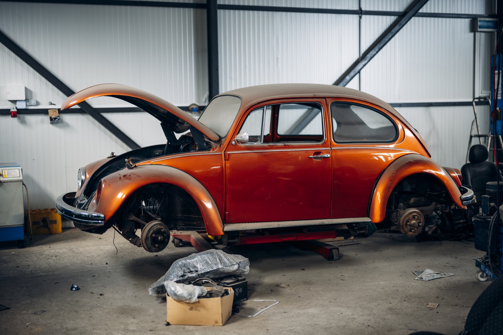 Volkswagen Coccinelle ancienne en cours de restauration dans un atelier