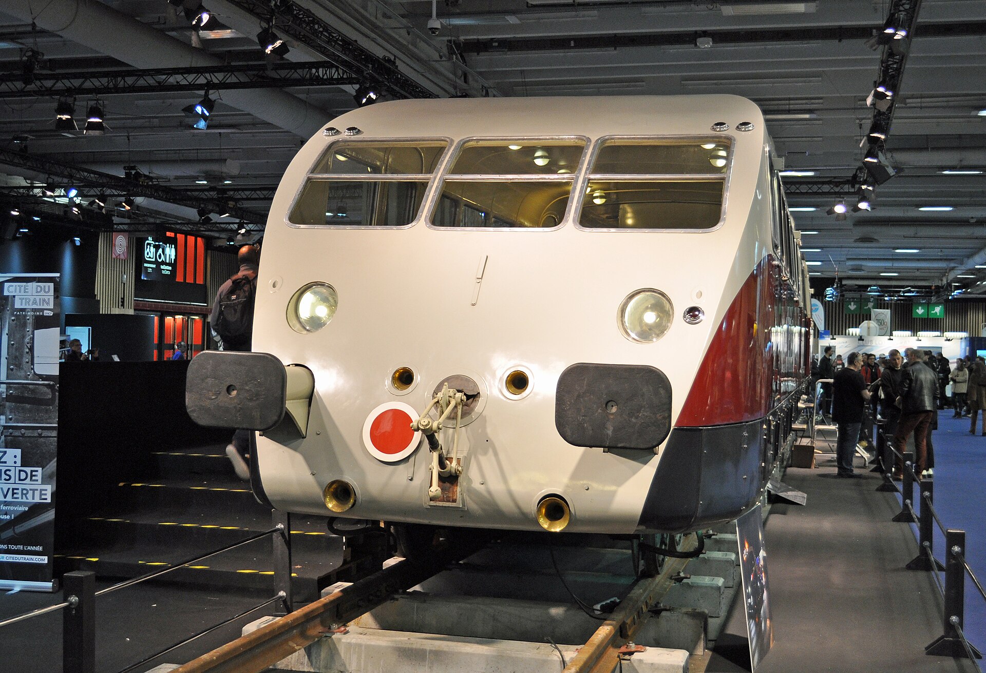 Autorail Bugatti présenté au public pendant Rétromobile 2026