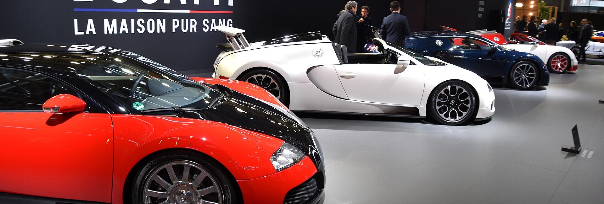 Alignement de Bugatti Veyron exposées lors de Rétromobile 2026