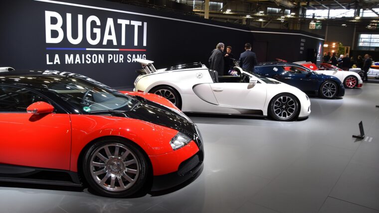 Alignement de Bugatti Veyron exposées lors de Rétromobile 2026