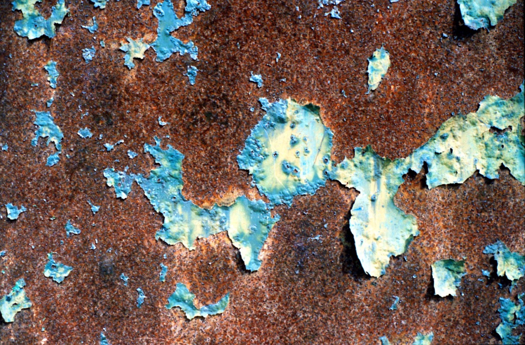 Rouille et peinture qui s’écaille sur une tôle automobile